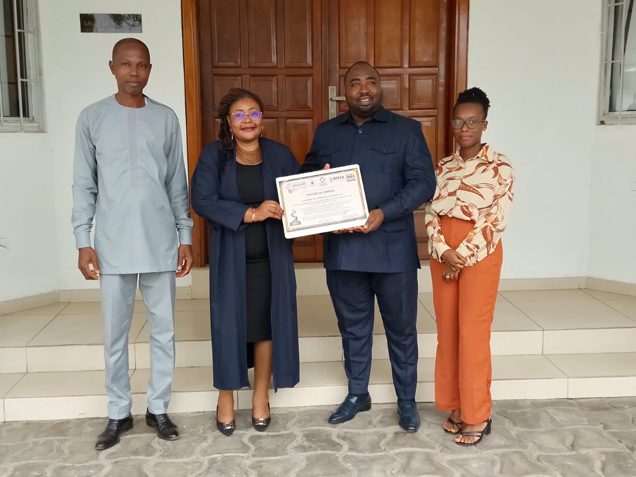Le Médiateur de la République reçoit son diplôme de nomination aux NIL AWARDS